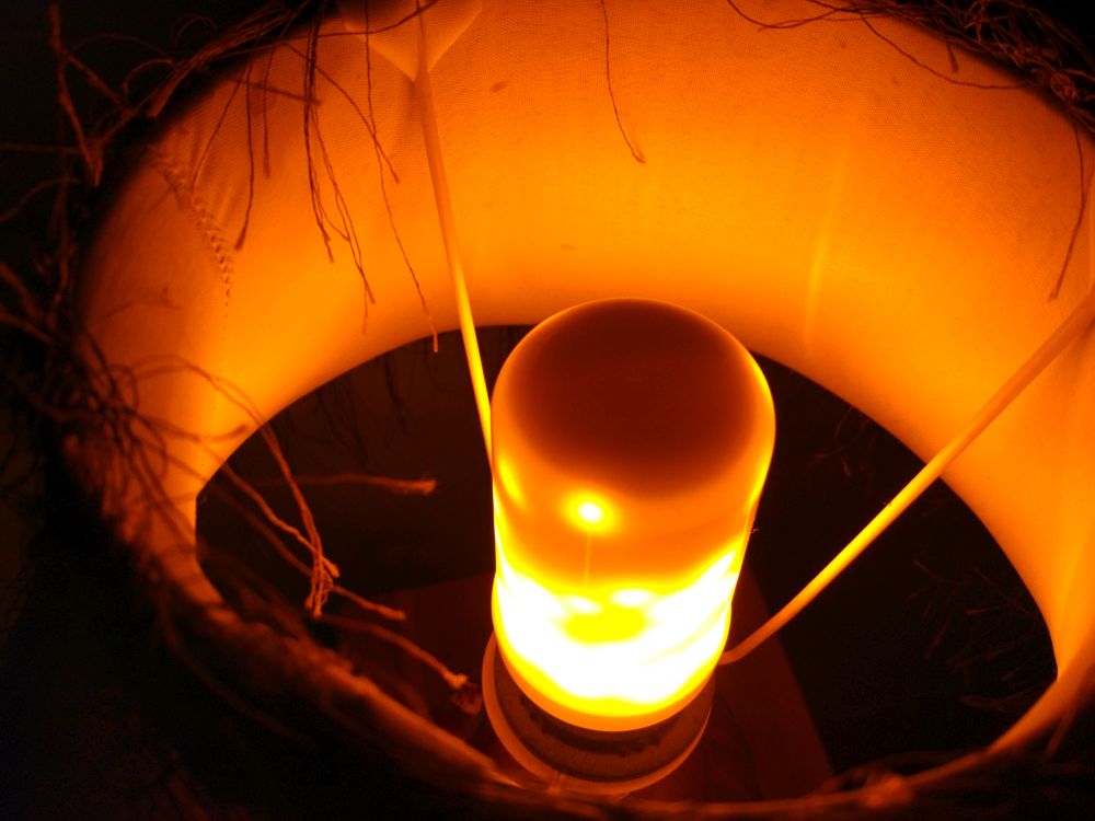 obzor LED Flame Light Bulb Emulation Flaming Decorative Lamp review 06 Домострой